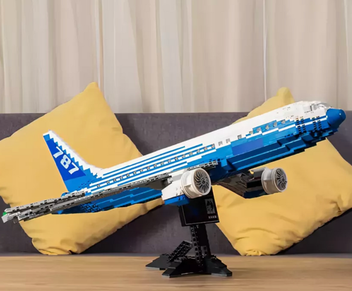 Великий колекційний конструктор Літак Boeing 787 Dreamliner Brick King 80009 (1353 деталі), масштабна модель Боїнг Дримлайнер на підставці 80009 фото